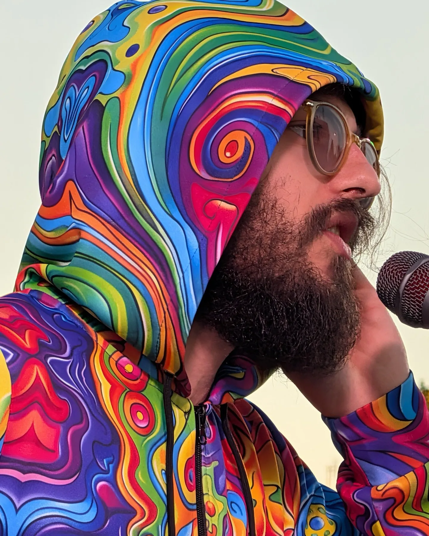 Silvestro nel Cosmo canta con la sua tuta colorata.
